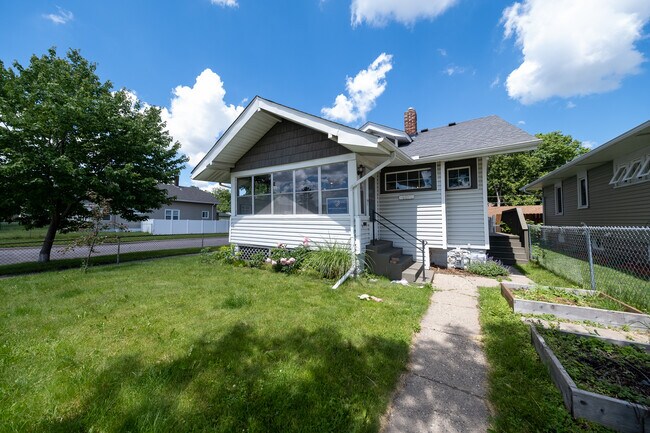 Building Photo - 817 Central Ave W