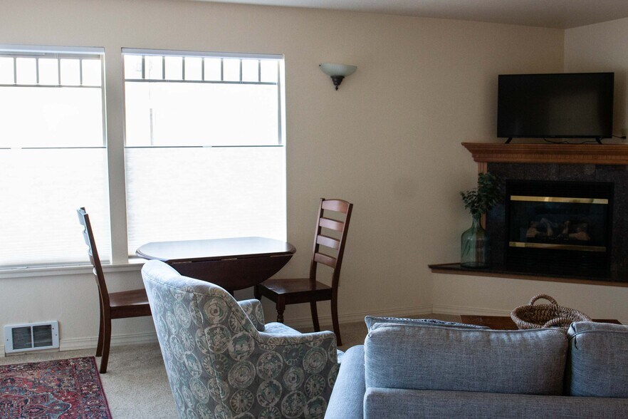 Building Photo - 325 C St