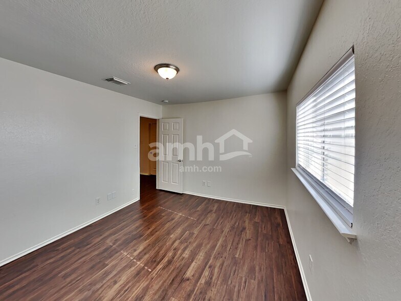 Building Photo - 5043 Viking Coral