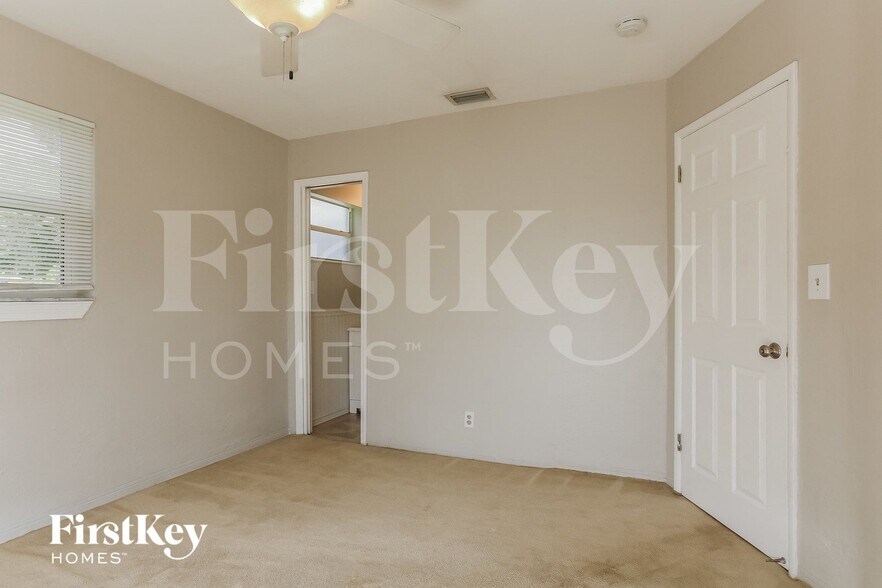 Building Photo - 4310 SW 24th St