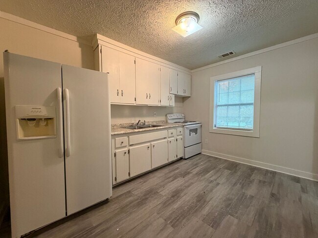Building Photo - 2 N McLin St SW