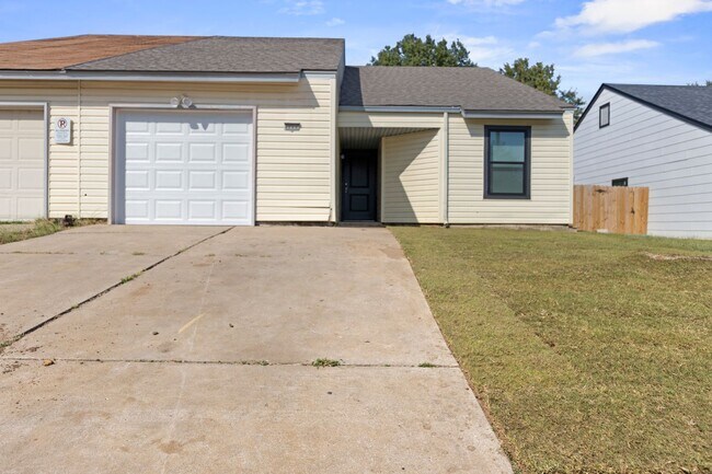 Building Photo - Fully Renovated 3 Bedroom Duplex in the heart of Broken Arrow