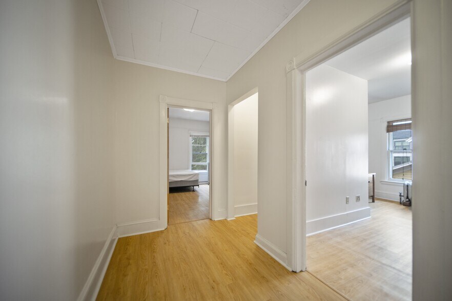 Building Photo - 921 E State St