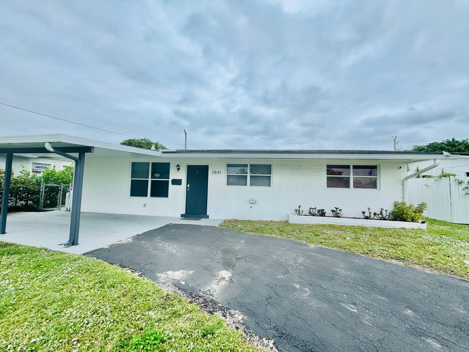 Building Photo - 2841 SW 4th Ct