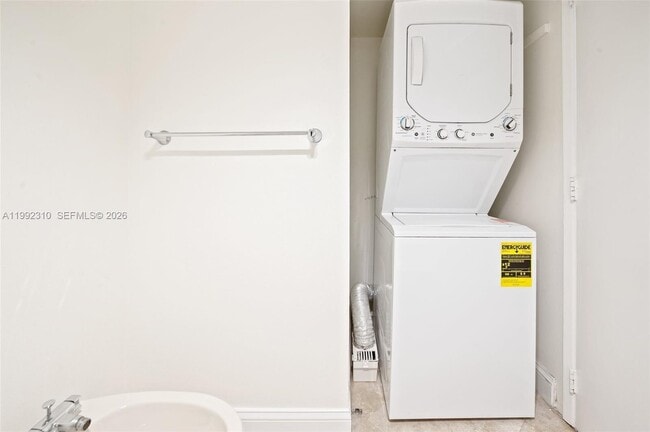 Building Photo - 520 Brickell Key Dr