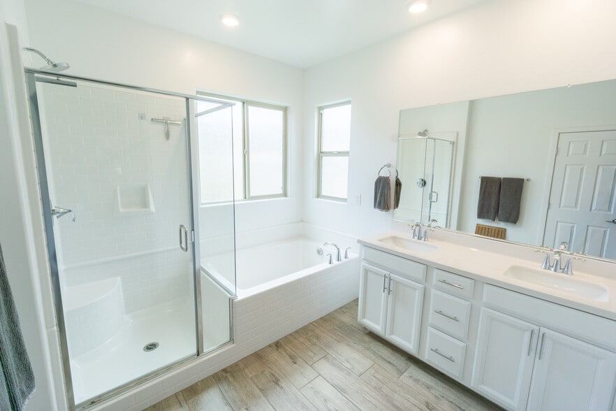 En-suite Master Bathroom with Tub and Shower - 12412 Shoreline Echo Ave