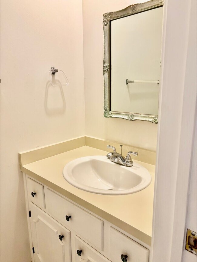 Building Photo - 3 bedroom/1.5 bathroom-Courthouse Green