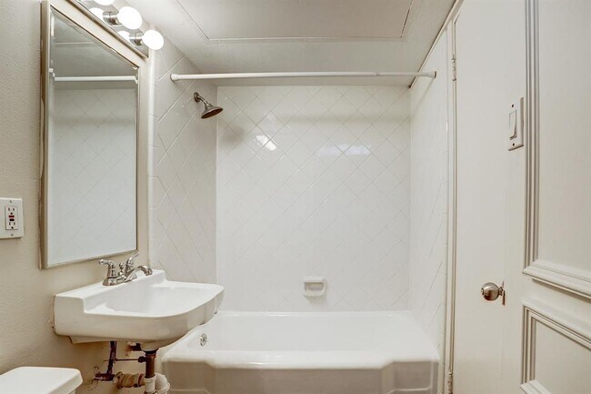 Building Photo - 1901 Whitney St