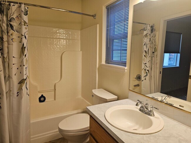 Building Photo - SUNNY & BRIGHT SINGLE FAMILY HOME IN HILLSBORO