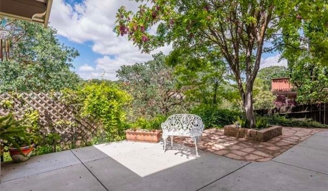 Building Photo - Very large, 4 bedroom 2.5 bath home