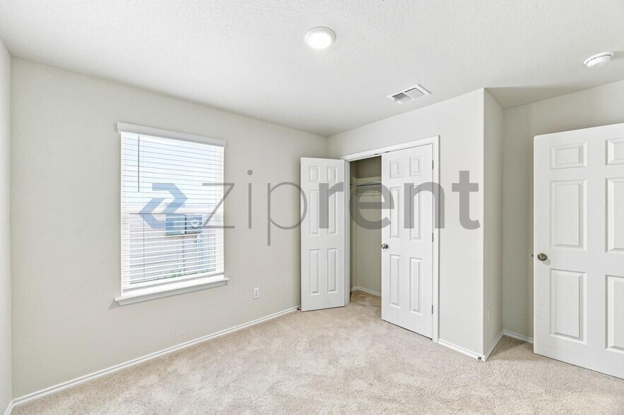 Building Photo - Unit
