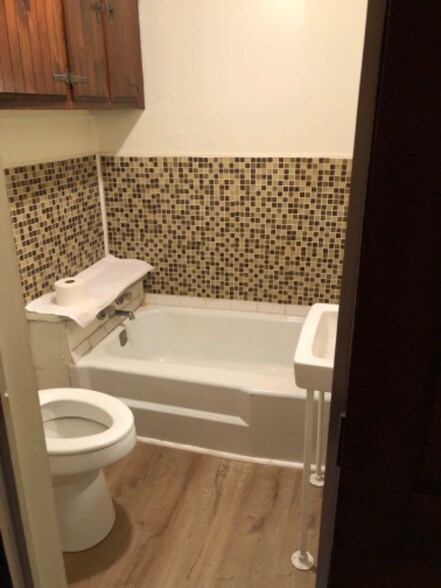 Building Photo - 429 Hollywood Church Rd