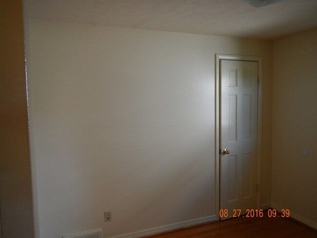 Building Photo - 3 Bed |1 Bath Beautiful Flat with Garage A...