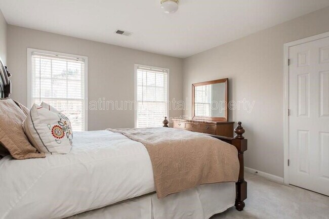 Building Photo - 925 Briars Bend