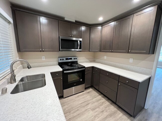 Building Photo - Very Updated Newport Home in Leisure Village