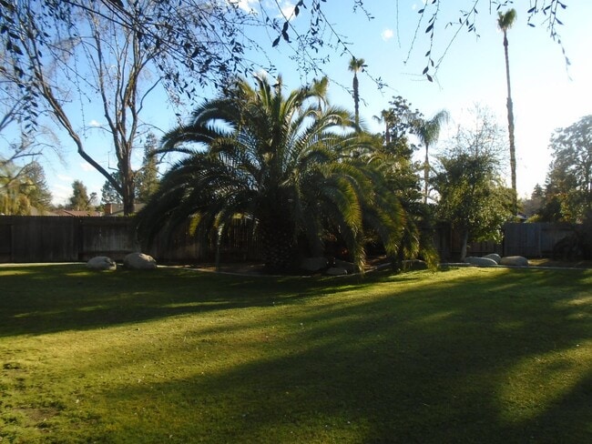 Building Photo - NW - CUSTOM HOME WITH POOL!!