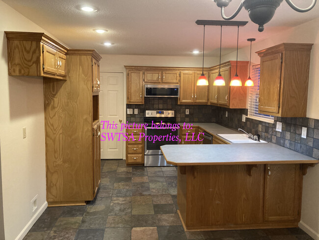 Building Photo - 417 Jeb St