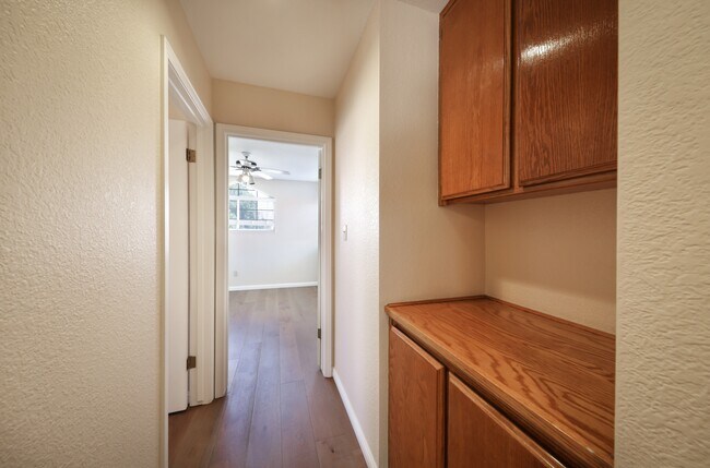 Building Photo - 10205 Single Oak Dr