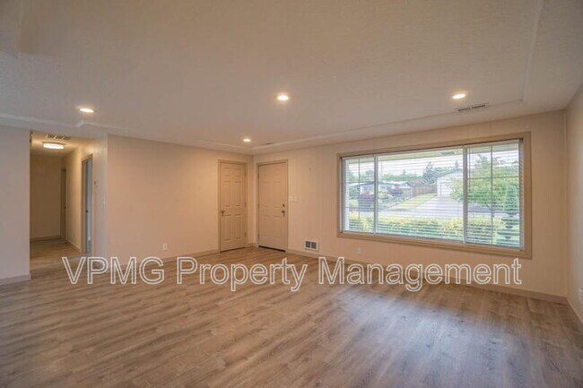 Building Photo - 5404 NE 45th St