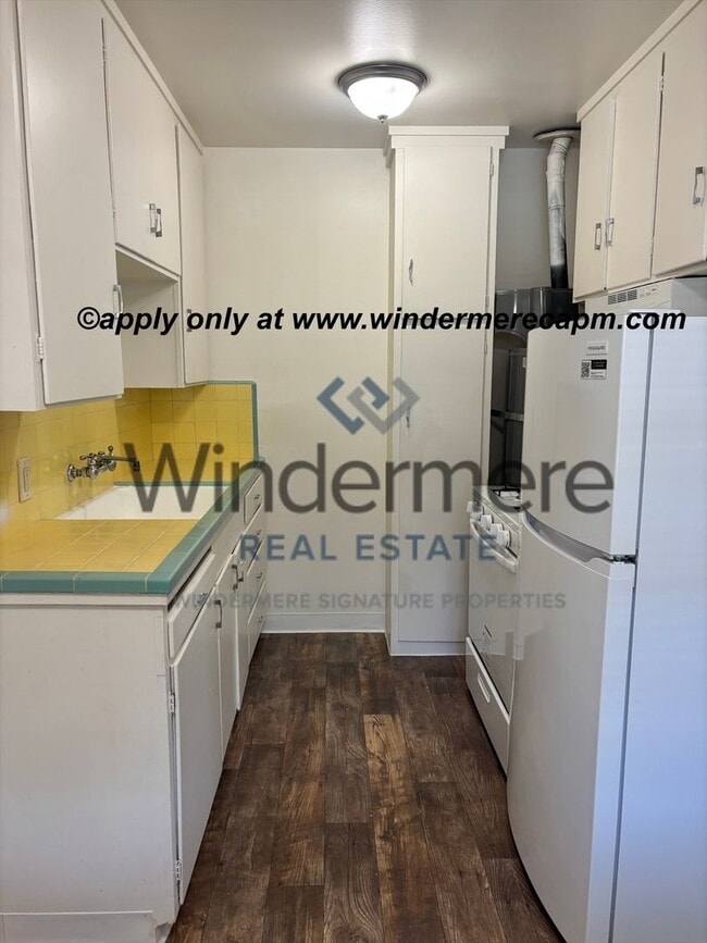 Building Photo - Adorable 1 bed Apartment set in an intimate 8 unit community in New Era Midtown!