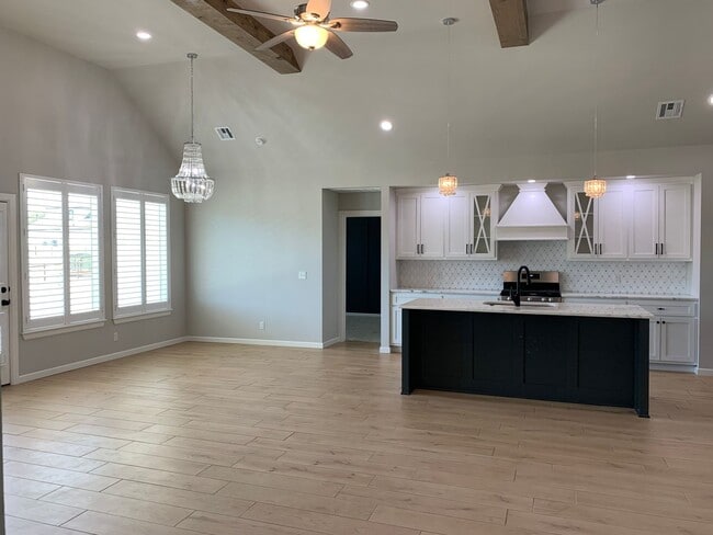 Building Photo - Beautiful home tucked in the rolling woode...