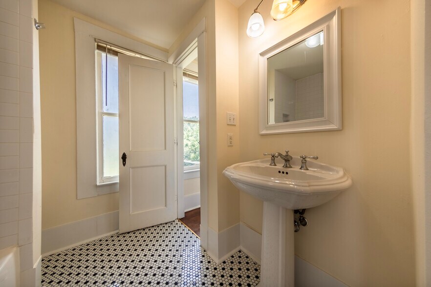Building Photo - 5336 Junius St