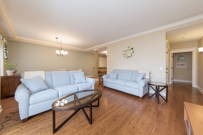 Building Photo - 1021 Peterson Ave