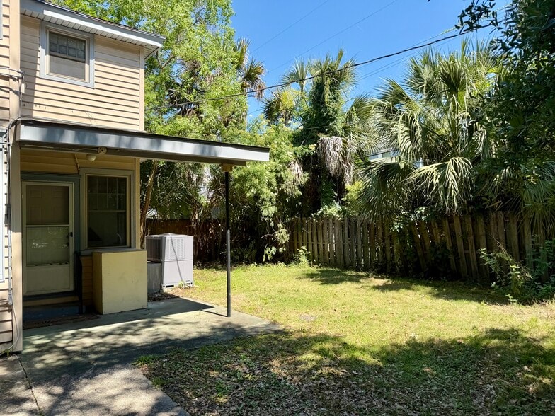 Building Photo - 816 Maupas Ave