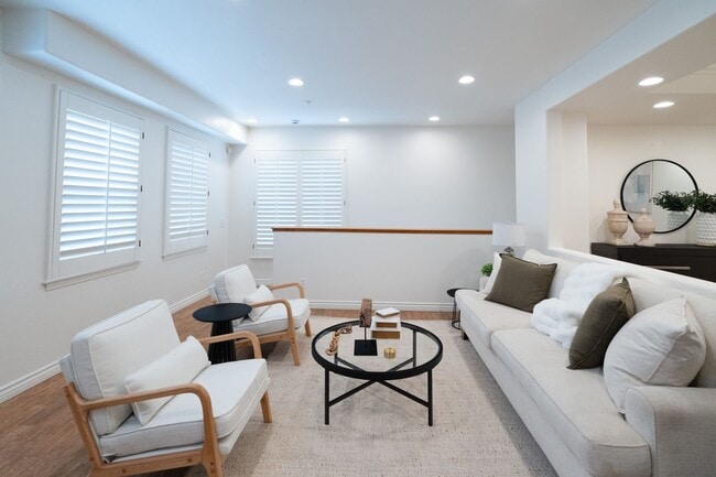 Building Photo - BEAUTIFUL 4 BED 3 BATH UNIT!!!!!