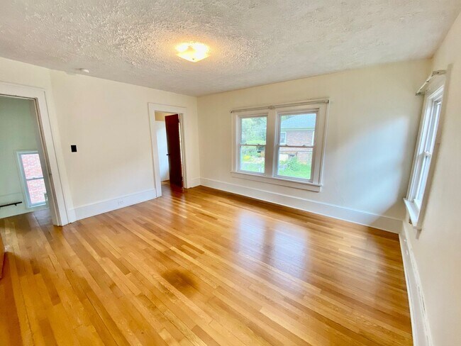 Building Photo - North Asheville - Renovated 1020's Charmer!