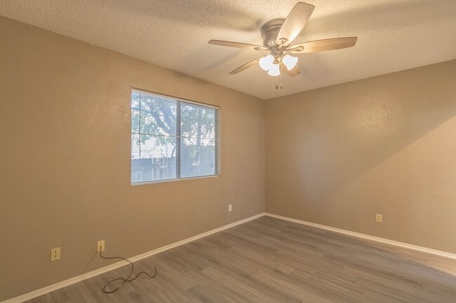 Building Photo - 701 Country Aire Dr