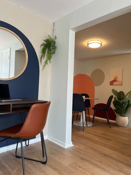 Building Photo - 912 E St Charles Rd