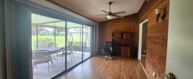 Work Desk - 35138 Whispering Oaks Blvd