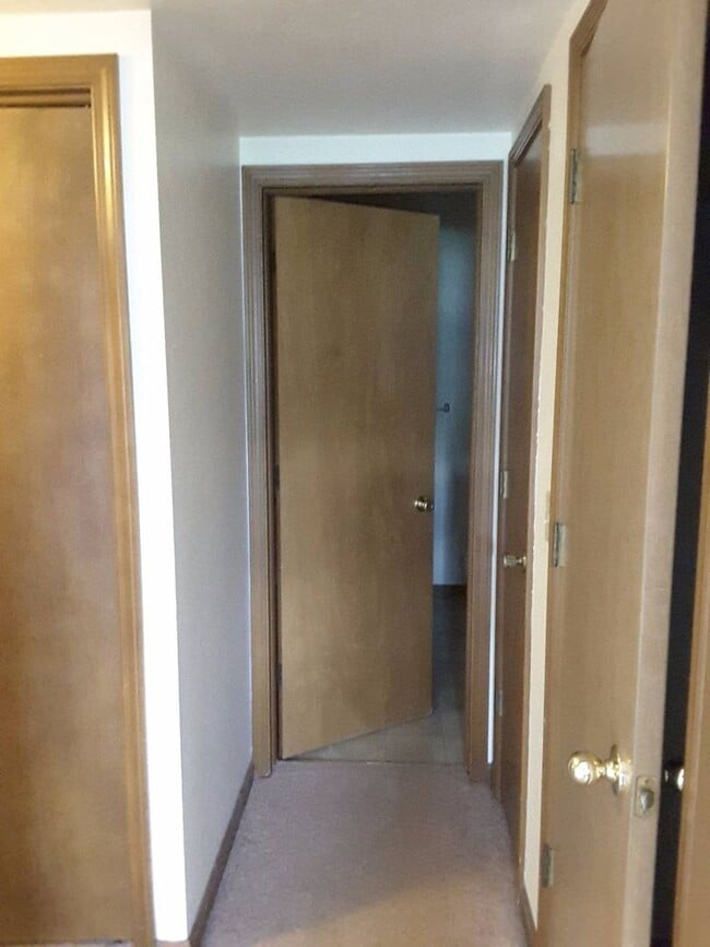 Building Photo - 120 S Silverwood Ln