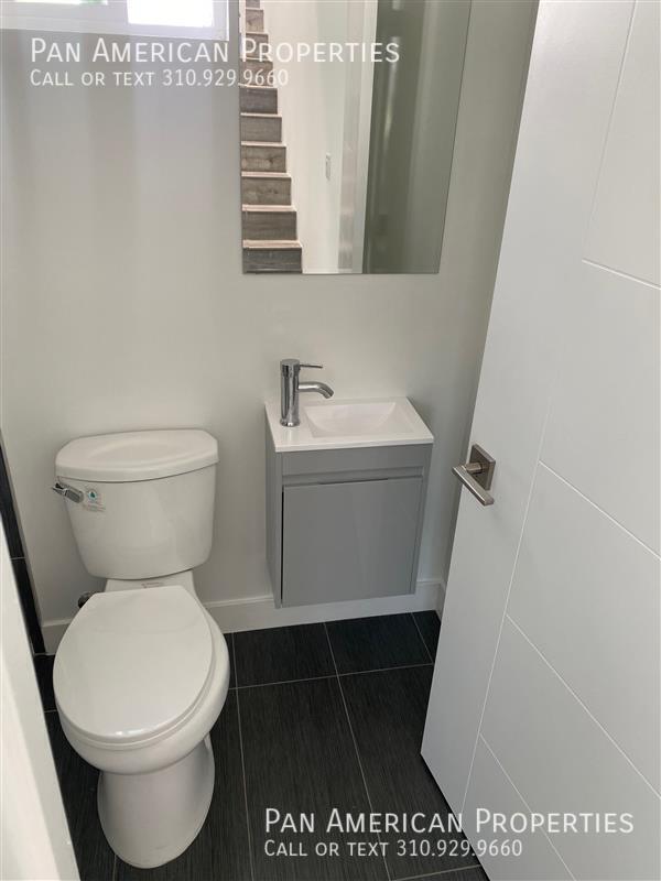 Building Photo - 1309 1/2 N Orange Dr.-