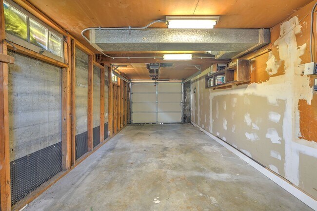 Building Photo - Impressive Home - Remodeled throughout!
