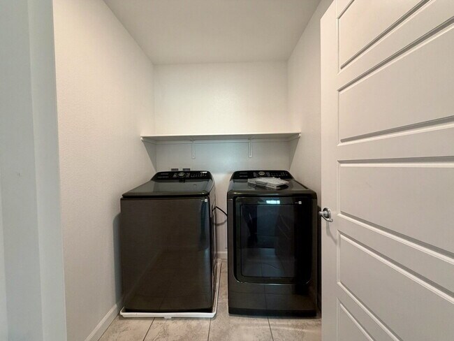 Building Photo - 3 BED 2.5 BATH 2 CAR GARAGE TOWNHOUSE IN CADENCE HENDERSON WITH LOFT