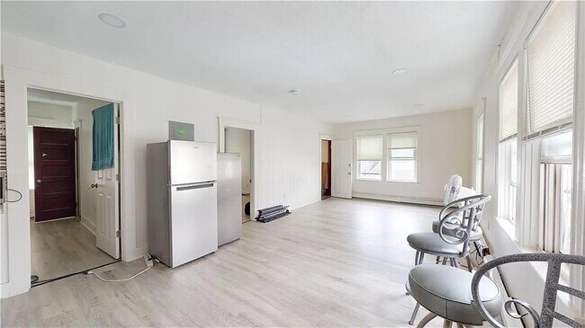 Building Photo - 163 Sabin St