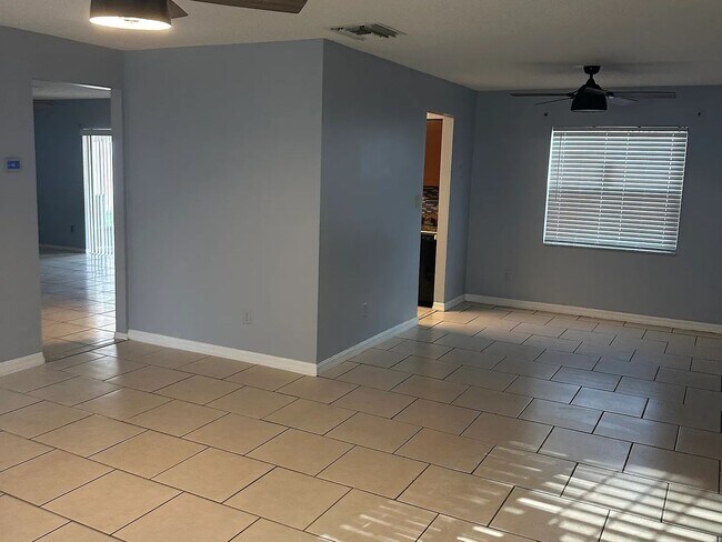 Building Photo - For Rent: Orlando, FL 3 Bed + Office | 2 B...