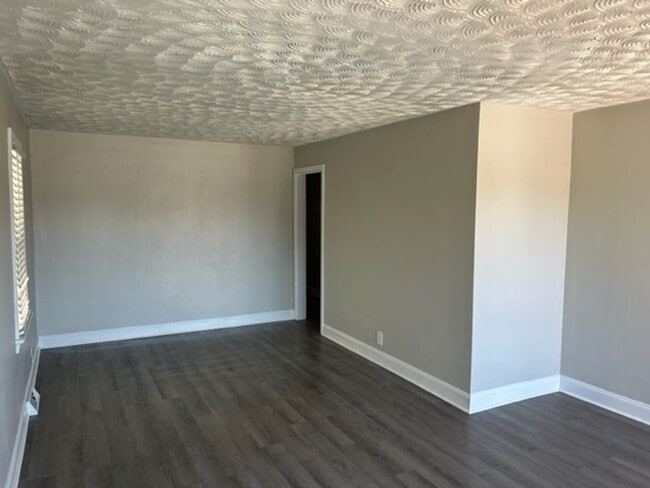 Building Photo - Renovated 3 Bedroom Near Casino & Naval Ho...