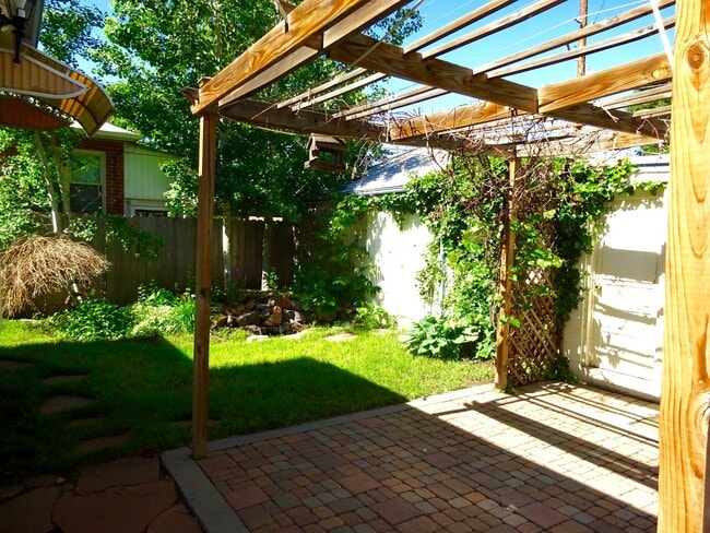 Building Photo - Bright and Charming Sunnyside Bungalow