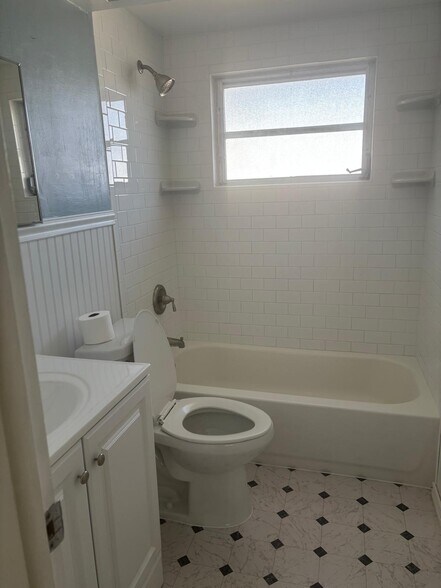 Building Photo - 4853 Manor Dr