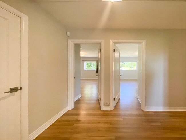 Building Photo - Stunning Mid-Century Home with Spectacular Southerly Views in Sought-After Terwilliger Heights!