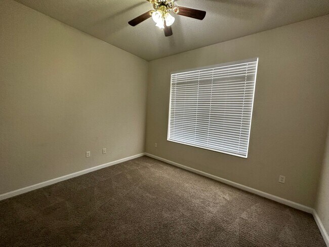 Building Photo - BEAUTIFUL SPACIOUS 3 BEDROOM 2  BATH SINGL...