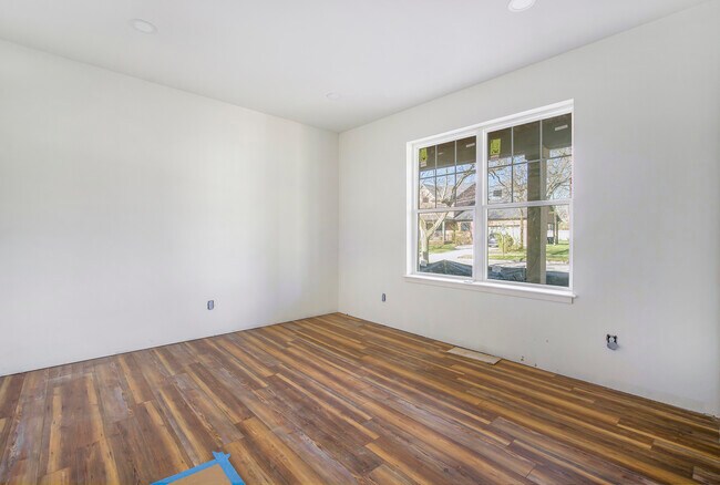 Building Photo - 624 Spring