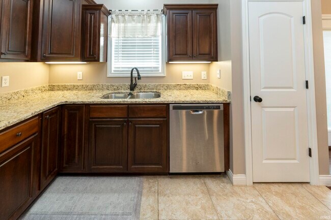 Building Photo - 8838 Hedgewood Ct