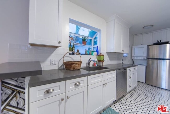 Building Photo - 2422 Abbot Kinney Blvd