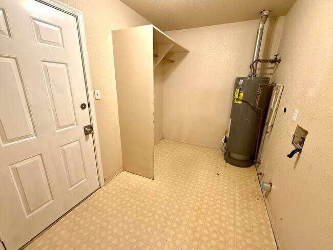 Building Photo - Cute 3 Bedroom 2 Bathroom House in Hualapa...