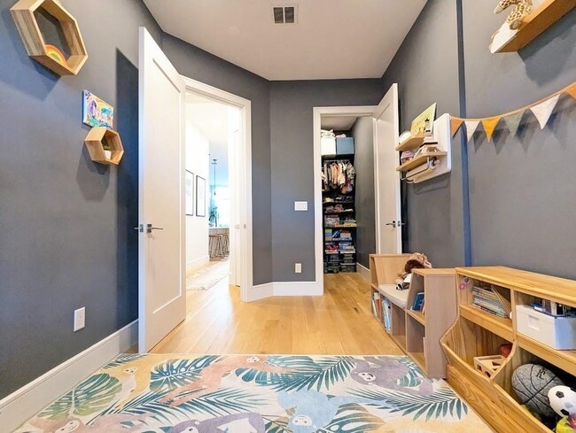 Building Photo - 33 Waverly St