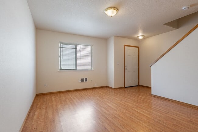 Building Photo - 2-Bedroom Duplex in SE Portland - Enjoy 1/...